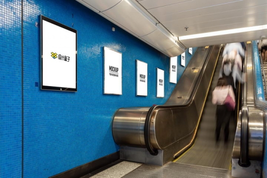 手扶电梯旁的广告牌宣传画样机PSD图片模板