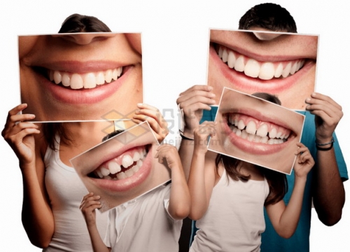 幸福一家四口拿着微笑嘴巴照片遮住自己的脸国际家庭日png图片素材