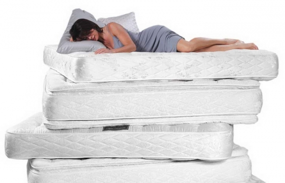 睡觉在四层床垫上的女人png图片透明背景免抠素材